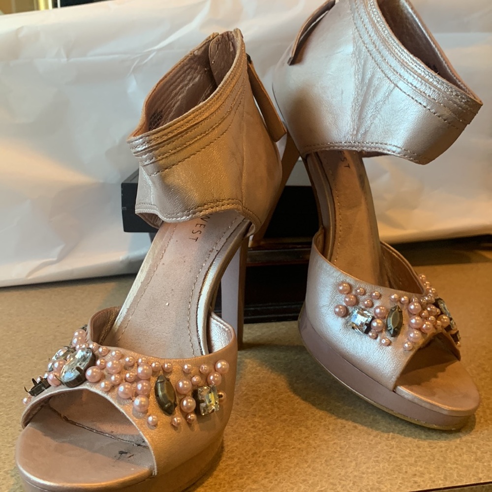 NWOT nine west size 5 1/2 m pearls , rhinestones & studs